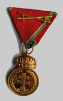 Aranyozott bronz Signum Laudis 1922 hadi vörös szalagos kardokkal ékesített