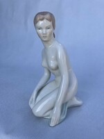 Nude kneeling woman, aquincum porcelain