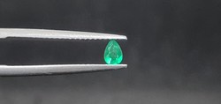 Brazilian emerald drop 0.13 Carat. With certification.