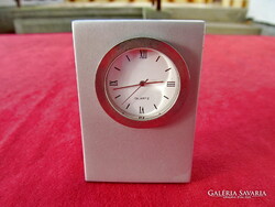 Masszív asztali óra (7x5 cm, filc talp, Quartz, órarész kivehető)
