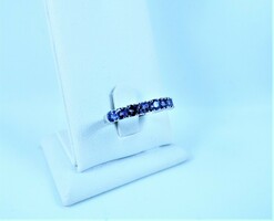 Gorgeous 14k white gold ring with tanzanite gemstones!!!