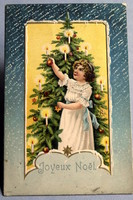 Antik dombornyomott Karácsonyi üdvözlő képeslap - kisleány karácsonyfát díszít  1907ből