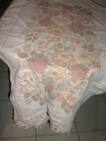 Bájos vintage rózsás pasztell színű rojtos törölköző