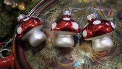 New, nostalgic ornaments made of glass, in very nice condition. The price is for 3 pcs.