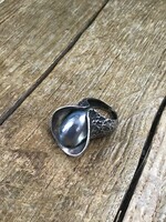 Régebbi különleges kézműves ezüstgyűrű hatalmas igazgyöngy héj díszítéssel