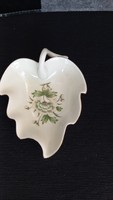 Hollóházi Hortenzia mintás levél alakú porcelán gyűrűtartó tálka, vajszínű, jelzett 4,8 X 12 X 10 cm