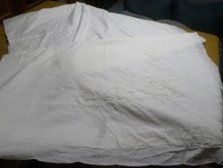 Fehér zsinór díszítéses, virágos, hímzett, hullámos szélű vékonyabb pamut paplanhuzat/ágytakaró.