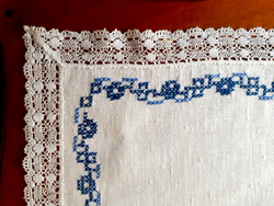 Linen tablecloth with embroidered lace edge. 94X40 cm