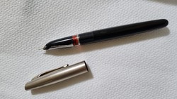 Reciprocating vinyl fountain pen marked with a gold-plated signature tip