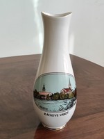 Kissé hasas és karcsú nyakú hollóházi porcelán váza Ráckeve város-részlet képfestéssel