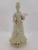 Hollóházi porcelán barokk hölgy legyezővel, alapmázzal, festetlen, 27 cm