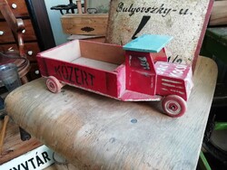 Fa kisteherautó, 1960-as évekből, KÖZÉRT felirattal az oldalán és egyedi díszítéssel, retro játék