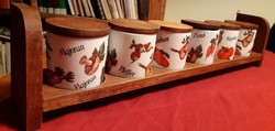 Vintage Gerold nyugatnémet porcelán fűszertartó edények teakfa fedővel, teakfa polcon