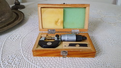 Vastagságmérő mikrométer 0-25 mm-ig 0.01 mm pontossággal,fa dobozában