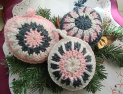3-piece traditional crocheted Christmas tree decoration with a rustic pattern