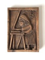 DOLGOZÓ EMBER NÉPIES FARAGOTT FA FALIKÉP 14 X 21 CM