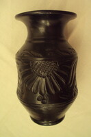 KORONDI fekete kerámia váza, tulipános karcolt motívummal,talpán jelöléssel.