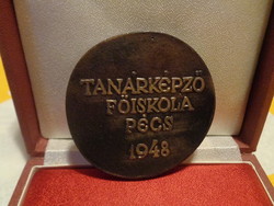 Tanárképző  Főiskola Pécs 1948 . bronz plakett  díszdobozában , 63 x 4 mm