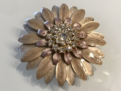 Margaréta alakú bross zománcozott szirmokkal, kristály középpel, 6,7 cm átmérő