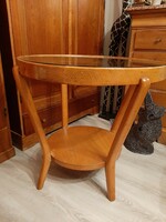 Szép formájú fa asztal (kávézóasztal v.dohányzóasztal) üveglappal,polccal bauhaus vagy art deco
