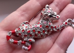 Gyémánt csiszolású ezüstözött lánc strasszköves jaguár medállal.