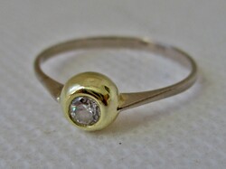 Elegáns 18kt arany gyűrű fehér kővel button foglalatban