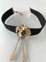 Mango necklace with a polished sapphire stone, on a black leather-like strap, 36 cm