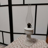 Asztali petróleum lámpa, tejüveg lámpatesttel /repedt/, üveg cilinderrel