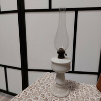 Petróleum lámpa, falilámpa, parasztlámpa, tejüveg lámpatesttel /repedt/, üveg cilinderrel
