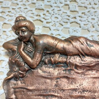 Réz íróasztal dísz, öntött fém tál, dísztárgy, figurális díszítéssel, talán íróasztalra való
