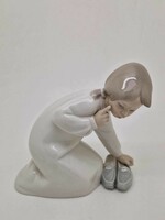 Lladro Spanish porcelain figurine girl in nightgown 13.5cm