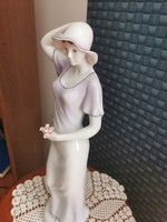 Hollóházi kalapos nő