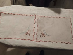 Kettő db  kézzel hímzett batiszt zsebkendő  / terítő