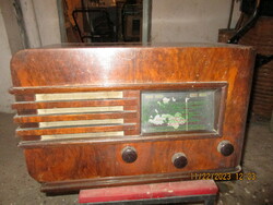 Elektroncsöves fadobozos régi rádió a múlt század első feléből.