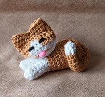 Crocheted cat red and white 12 cm