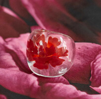 Áttetsző üveg gyűrű piros virág mintával a belsejében
