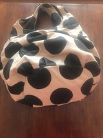 Funny hand bag made of soft material with black dots. Inside with a zipped compartment. 30 X 46 cm