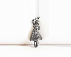 Antik miniatűr fém táncosnő figura 2,7 cm - alpakka? ólom?