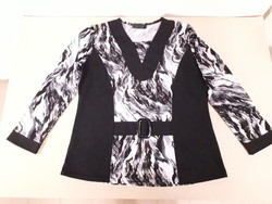 Black and white patterned women's top