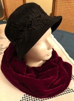 Elegáns fekete női kalap  és  vörös bársony sál
