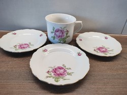 Csehszlovák porcelán bögre, desszertes tányérok bécsi rózsa dekorral