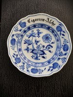 "Cigarren=Asche" Meisseni hagymamintás porcelán szivar-hamutartó tányér (d=15,4mm)