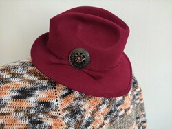Divatcsarnok kalapszövetkezet csinos vintage bordó női kalap bross gomb disszel