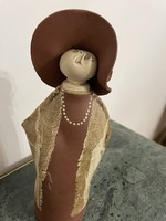 Judit (1947_) female figure with hat, ceramic 27 cm