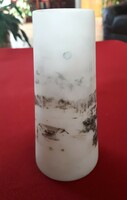 Kicsi alabástrom váza elmosódott tájképpel