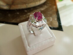 Modern 18K fehér arany gyűrű 2.50 ct valódi pink zafírral és brillekkel