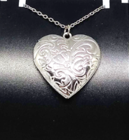 Nemesacél (stainless steel) nyaklánc, faragott szív alakú képtartós medállal 48