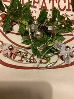 Régi üveg karácsonyfadíszek szív formájú fém keretben