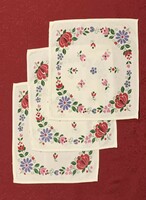 3 small tablecloths with a flower pattern