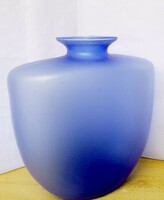 Formába fújt, kék színű öblös üveg váza esernyős címkével, tökéletes állapotban